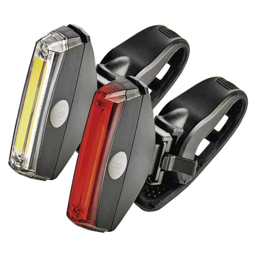 Detail predného LED svetla na bicykel s vysokým svetelným tokom do tmy