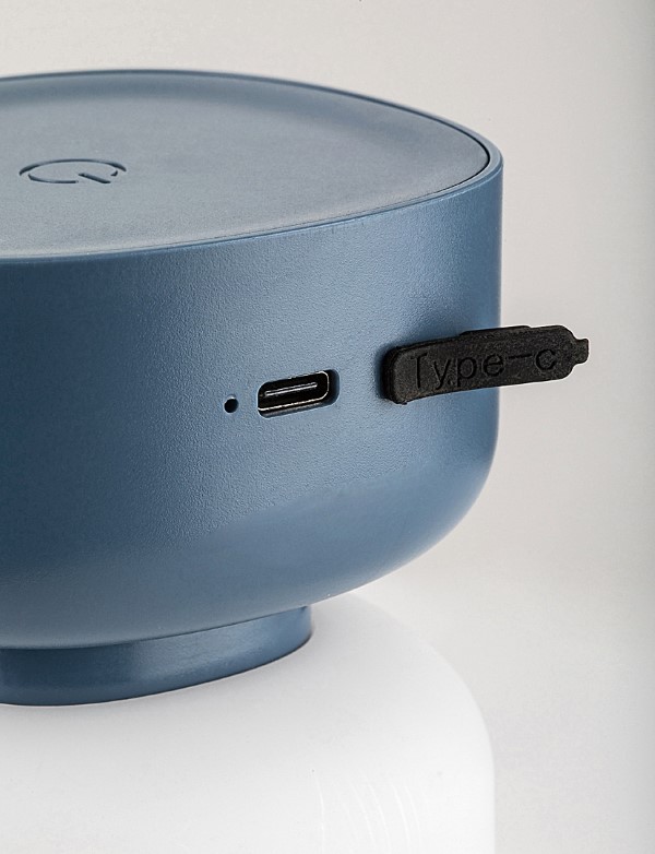 Rabalux Funes 77145 nabíjajúce sa cez USB-C port, zdôrazňujúce bezdrôtovú prevádzku lampy
