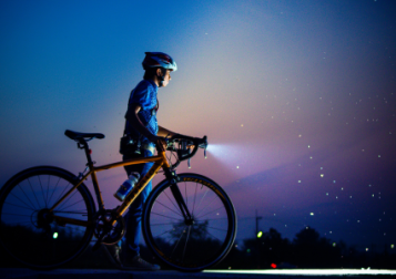 Bezpečná jazda na bicykli s povinnou výbavou: Cyklosvietidlá a LED čelovky pre vaše cesty