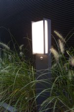 LUTEC 7193004118 QUBO exteriérový záhradný stĺpik LED 17W 1000lm 3000K IP54 tmavá šedá, pohybový senzor