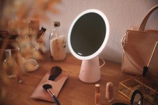 Philips 8719514420458 Mirror stolná dotyková kozmetická lampička so zrkadlom LED 4,5W/60lm 3000-5000K USB CRI95 ružová stmievateľná