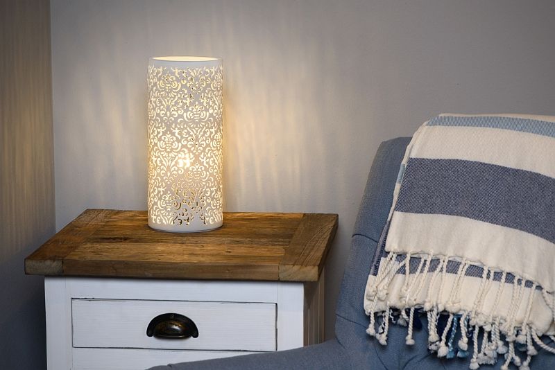 Stolová lampa v škandinávskom štýle s ozdobnými otvormi v tienidle