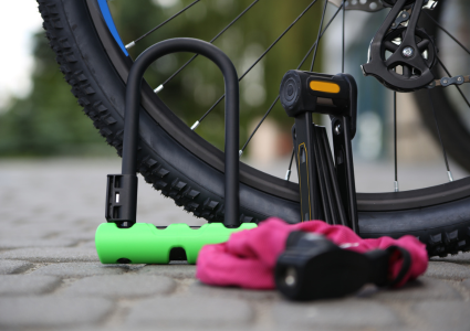 Zámok na bicykel: Kvalitný zámok je nevyhnutný na ochranu vášho bicykla pred krádežou.