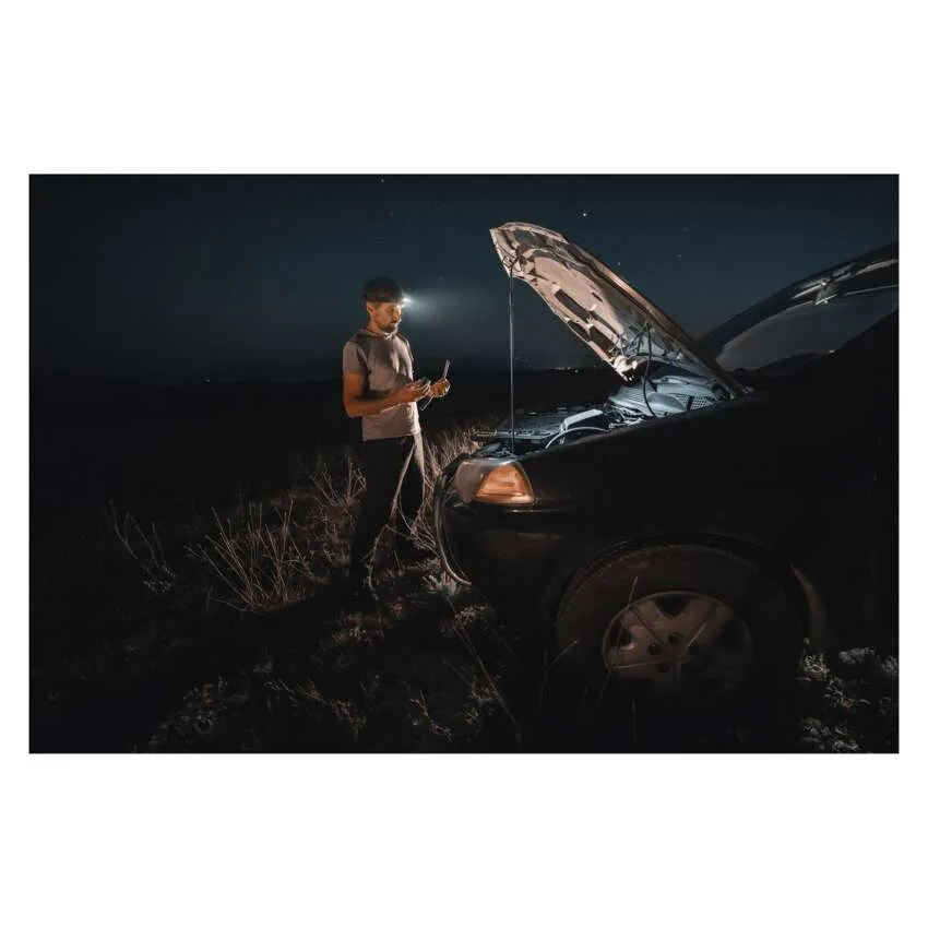 Oprava auta s našimi čelovkami je hračka, ruky máte voľné a svetlo dostatočné. 
